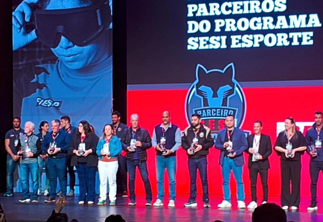 Álvaro de Carvalho é homenageado no 4º Encontro de Parceiros do SESI Esporte, em São Paulo